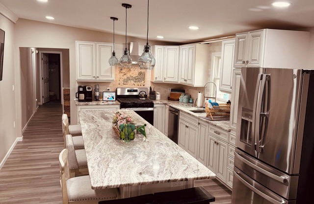New Kitchen Summer 2025! Includes Beach Box & 8 Beach Tags! Sat to Sat rental.