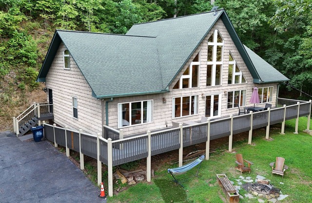 *New Lake Access, Huge Deck, Espresso & FirePit