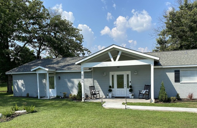 NEW! Lake front vacation rental on Lake Athens! With dock and paddle boat!