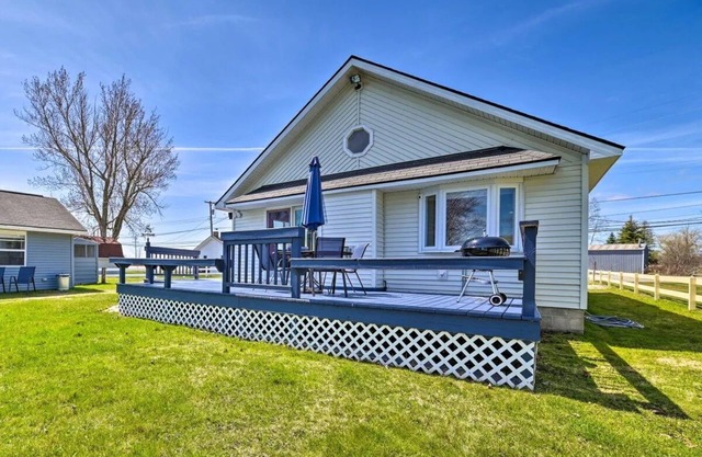 NEW! Lake House w/ A/C & Huge Deck! PET FRIENDLY!
