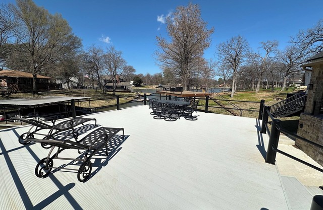 New Lake Paradise! 4 bdrm 3.5 ba house w/ lift, deck, grill, sauna, smart, media