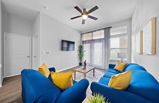 New Lake view King bed apartment by the NRG