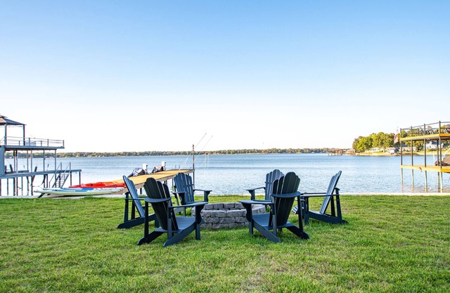 NEW Lakefront Luxury/ 5 bedroom/ 5 bathroom/LakeViews/Sleeps 18