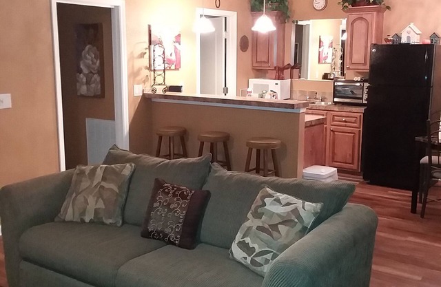 NEW-Lakefront /on 5 acres /near Lakewood Ranch / Pool / Pet Friendly