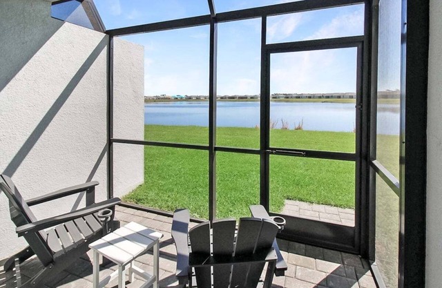 New lakefront villa with all of the amenities - Near Beaches - Hibiscus Haven