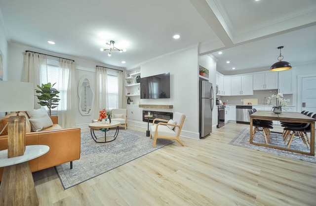 New-Large 2Story mins from Train DowntownConvention BeachFenway FreePrkg