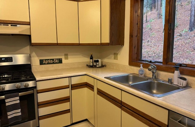 NEW! Large 5-bedroom family-friendly home with WiFi and office