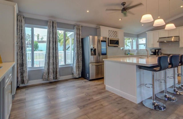 NEW!! LARGE, MODERN and OPEN Floor Plan / Great Location / Beach / Safe / Family