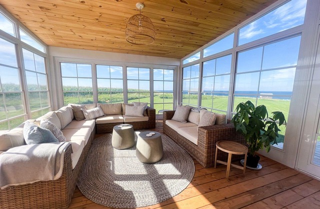 NEW Large upscale ocean view! Sunroom, hot-tub and 1 minute to amazing beach