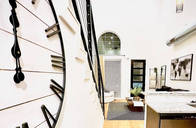 New, LBK LOFTY Dreams Apt, Great Location, by TTU!
