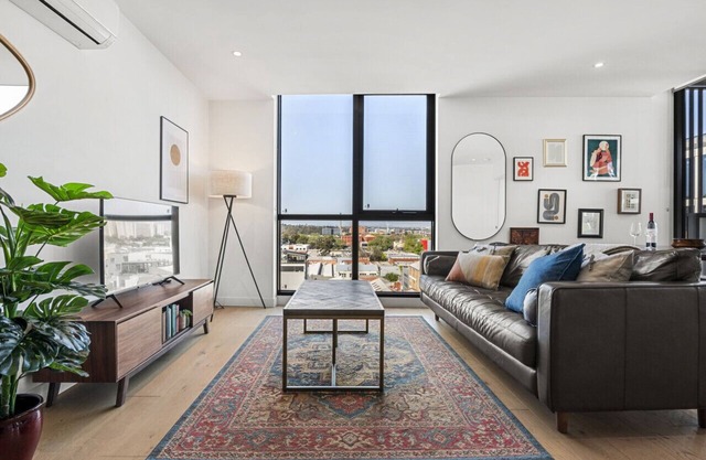 New - Light-Filled Artistic Retreat