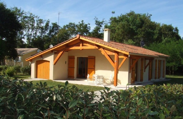 Brillante casa de vacaciones en estilo regional en una gran parcela natural cerca del océano