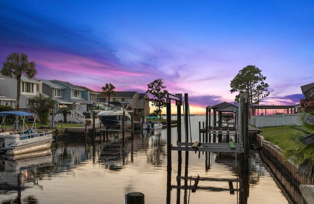 NEW LISTING 2 Bedroom with Boat Dock, Less than 20 Min Drive to the Beach, Backyard Oasis, FREE WiFi