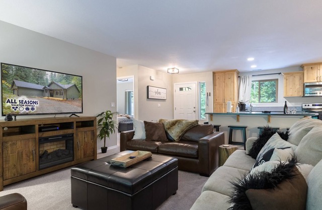 New Listing !3 Bedroom 2 Bath, Covered Hot Tub, WiFi , Walk to ZigZag River.