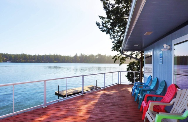 New Listing! Adorable lakefront cabin, private dock, hot tub, gas grill, amazing views