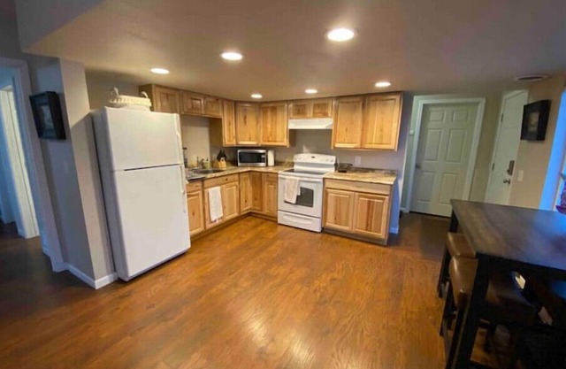 --- NEW LISTING --- Adorable 1-bedroom suite in South Anchorage