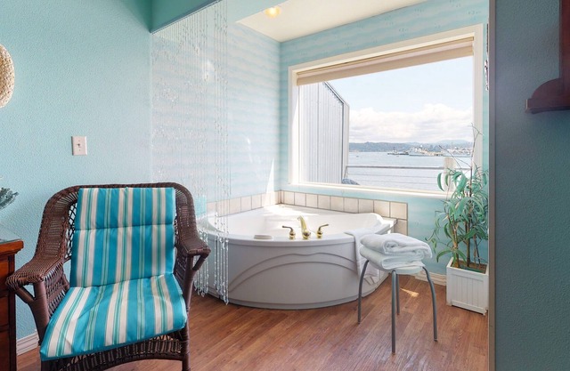 Estudio de lujo frente a la bahía con bañera de hidromasaje, chimenea de gas y balcón, ¡cerca de la playa!