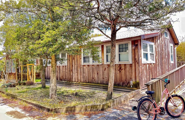 NEW LISTING Beach bungalow with modern comforts, 1 min walk from the beach!