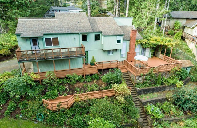 *NEW LISTING* Beautiful Lake Area Home, Pet Friendly, Close to Old town Florence & Dunes, Gas Grill