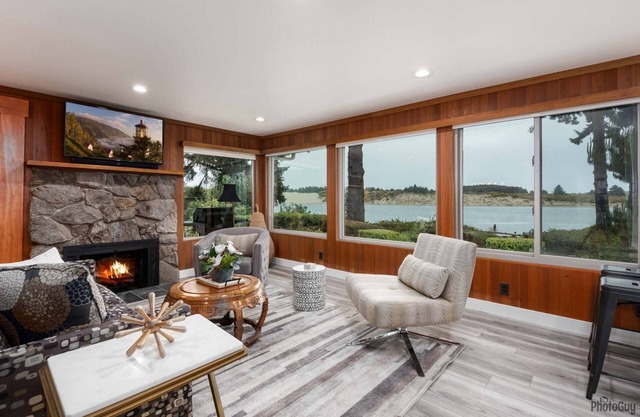 *New Listing* Beautiful Riverfront Cottage, Newly Remodeled with Amazing Views, BBQ, Close to Town.