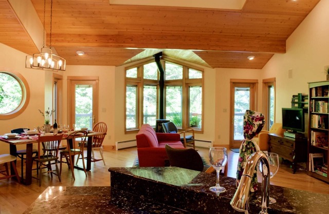 *NEW LISTING* Beautiful Lake Front Home w/ Hot Tub. Close to Downtown Florence and Dunes
