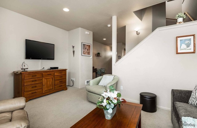 *New Listing* Beautiful Condo in Historic Old Town Florence.Walk to The Marina, Restaurants, pets ok