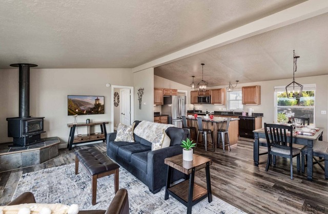 *New Listing* Beautiful lake view home with shared lake access, gas grill and amazing views