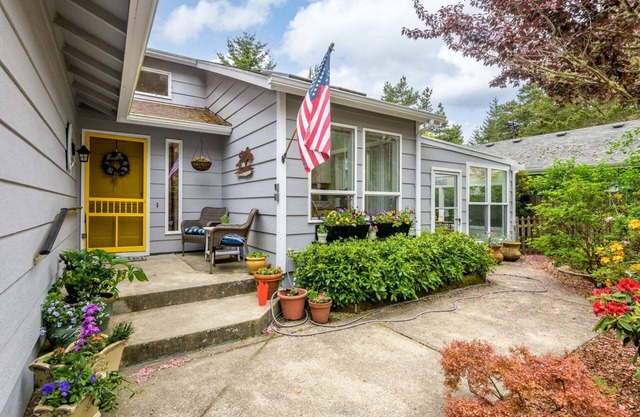 New listing! Beautiful centrally located Florence home near the river, gas grill, game room