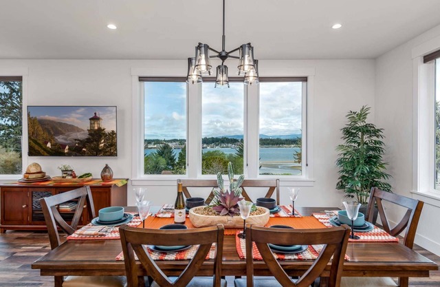 New Listing! Beautiful upscale bay view home, gas grill, game room, pet friendly