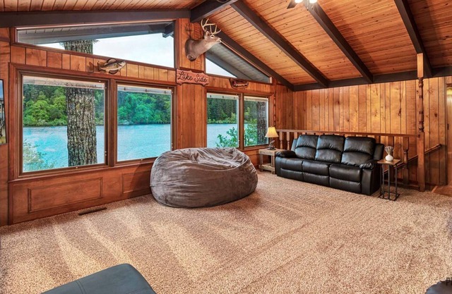 *New Listing* Beautiful Lodge On The Lake - Hot Tub, Private Dock, Gas Grill, Pool Table, and Bar