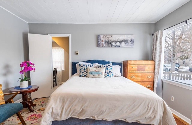 New Listing!! Charming French Studio Apartment