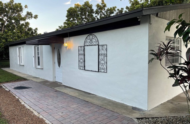 New Listing!! Charming 2/2 cottage in wonderful Homestead with AC, WiFi
