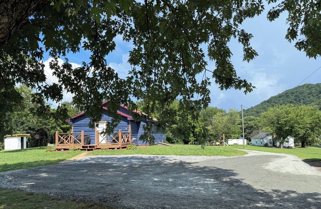 New listing Cozy 2-bedroom/2-bath cabin in serene Happy Valley near Blowing Rock