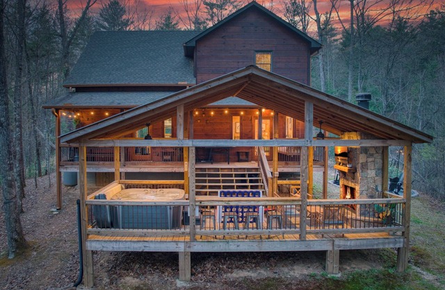 New Listing Discount! Modern. Arcade Games. Ping Pong.Jacuzzi. Fire.King Beds