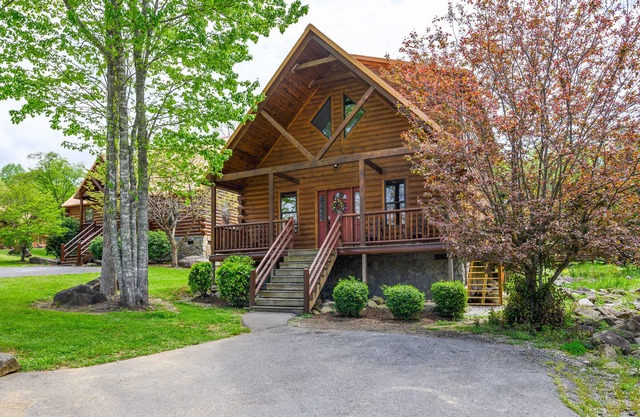 New Listing Discounts! 3 Kings Cabin - 15 minutes to Gatlinburg