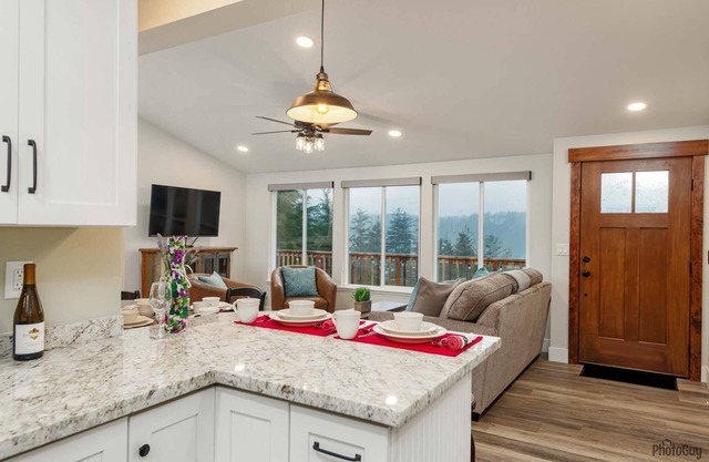 * New Listing* Gorgeous Newly Remodeled Lake house, Amazing Views, Gas grill, Pet Friendly
