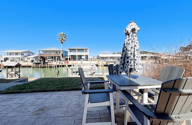 NEW LISTING: Hardheads Headquarters - 3BR/2BA Canal-Front w/ Game Room & Kayaks
