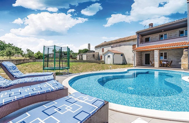 Casa con piscina en Bratulići