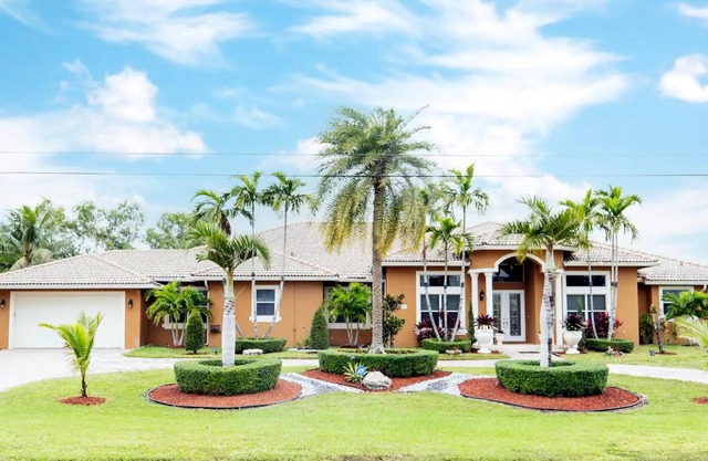 NEW LISTING! Luxurious Serene SW Ranches Villa by RedAwning