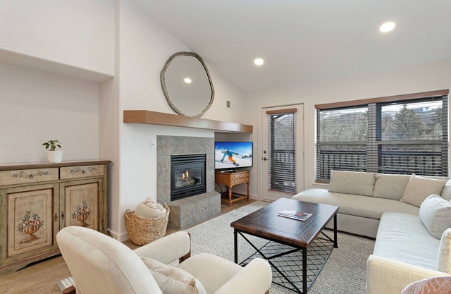 New Listing! Located in Edwards close proximity to shops and restaurants!