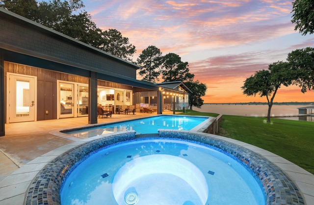 NEW listing Luxury Lakefront 4.2 Acre Pool,Golf, Poker Room,Hot Tub,Boat,2house