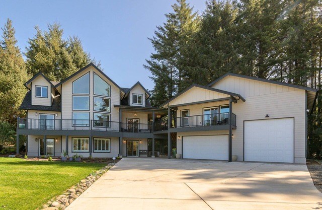 New Listing! Luxury 6 bedroom, 5 bath lake home with hot tub, sauna. dock and lake access