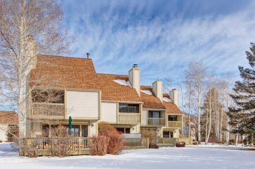 New Listing Modern Pet Friendly Retreat with Hot Tub Fireplace