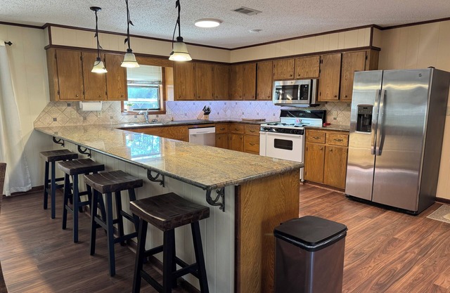 New Listing! Negreet Retreat#2 Waterfront Midlake Toledo Bend Sleeps 12. Hot Tub