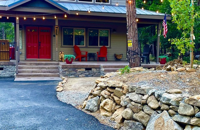 ** NEW LISTING ** PERFECT HOME BASE FOR LAKES, TRAILS, SNOW SKIING!