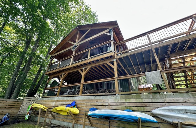 NEW LISTING - ON THE LAKE! Charming Chic Home. Sleeps 15, Pet-friendly!