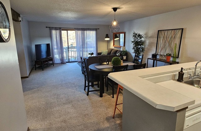 New listing! Pelican Bay/ Main floor/Osage beach 2B/2B,Margaritaville,Redheads!