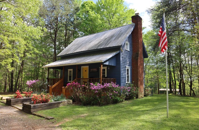 NEW Listing! Perfect Getaway secluded-historic cabin on 5 acres 30 mins to TIEC