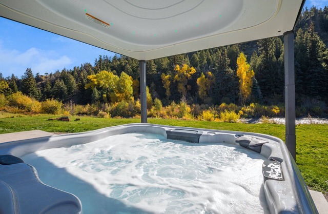 New Listing! Private Hot Tub-Overlooking River-Custom Built Mountain Retreat