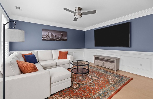 New listing, Remodeled! Stylish 3BR Airport 2 mi, Uptown 9 min + Free Parking